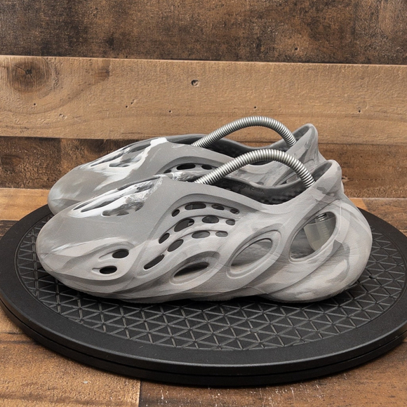 YEEZY FOAM RNNR MX GRANITE MENS ATHLETIC SHOES CASUAL GRAY WHITE ADIDAS SIZE 7 - Picture 5 of 9
